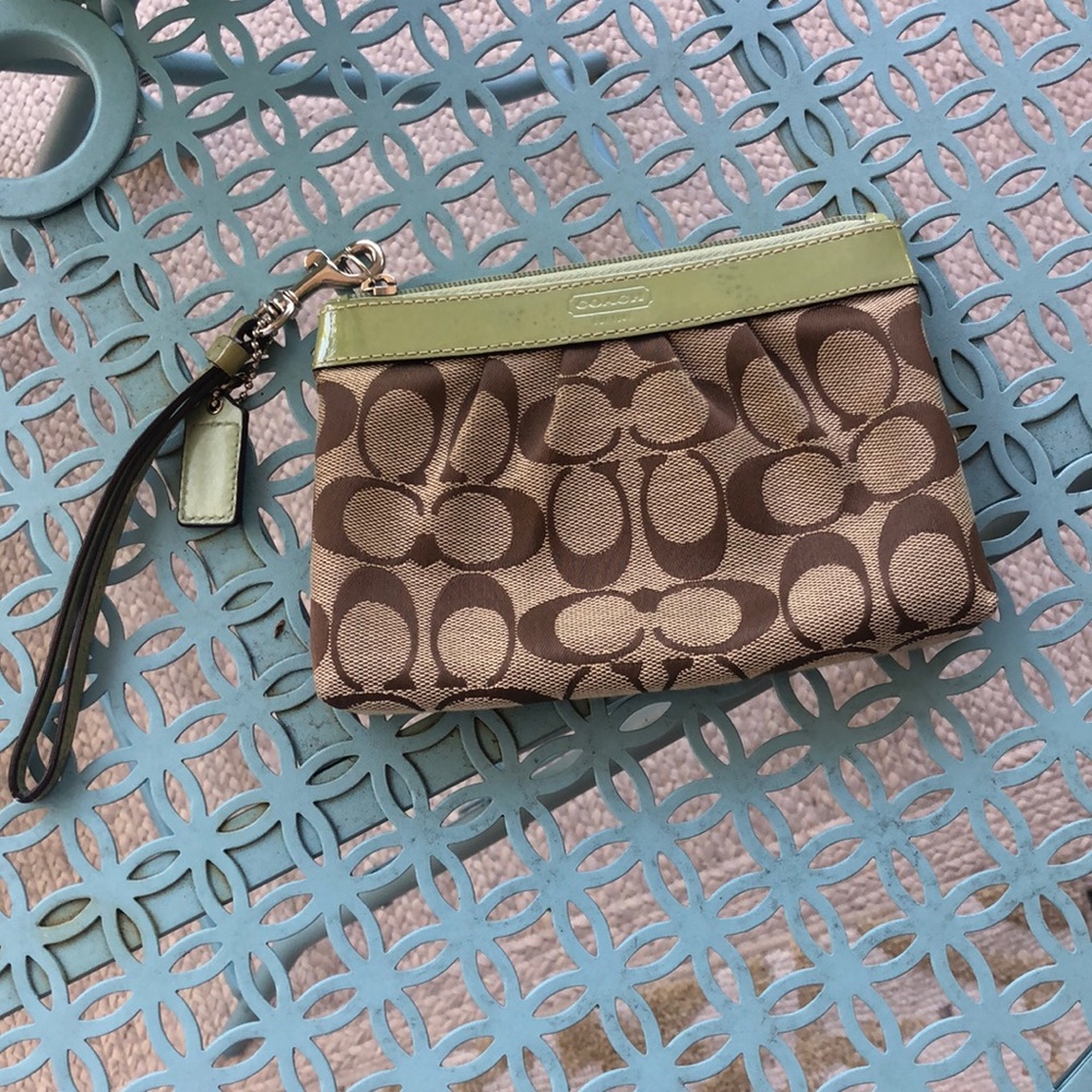 ✨ Cute coach wristlet✨